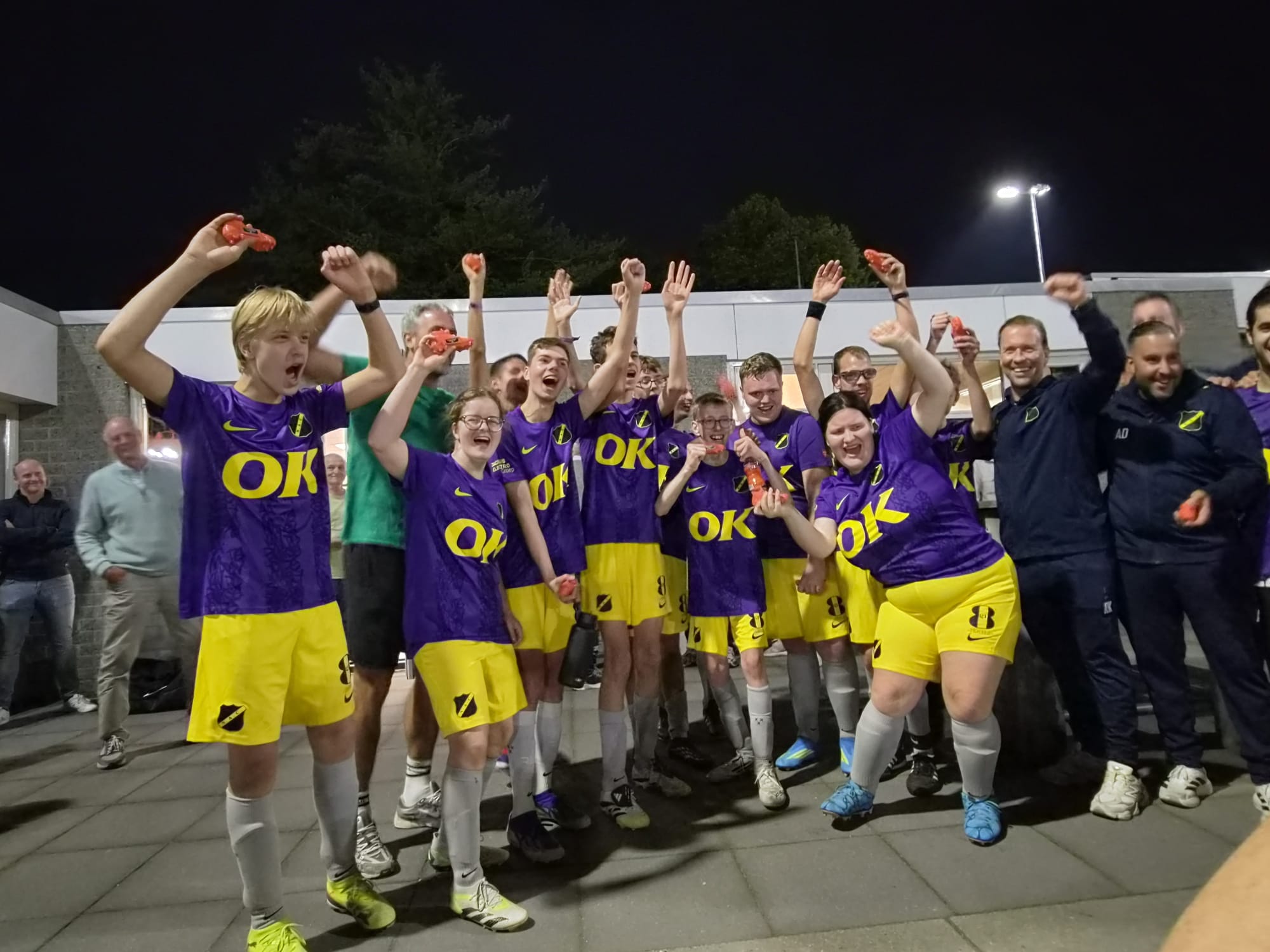 Coaches on Tour bij Beek Vooruit: een geslaagde voetbalavond!